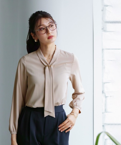 WHITE JOOLA（ホワイトジョーラ）の「【 洗える・接触冷感 】とろみデシン・ボウタイデザインブラウス（シャツ/ブラウス・レディース・オフホワイト/グレイッシュブルー/ベージュ・S/M/L）」の13枚目の写真