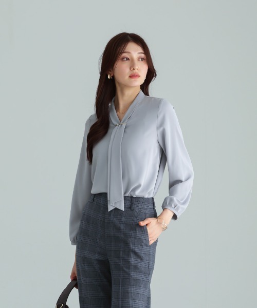 WHITE JOOLA（ホワイトジョーラ）の「【 洗える・接触冷感 】とろみデシン・ボウタイデザインブラウス（シャツ/ブラウス・レディース・オフホワイト/グレイッシュブルー/ベージュ・S/M/L）」の16枚目の写真