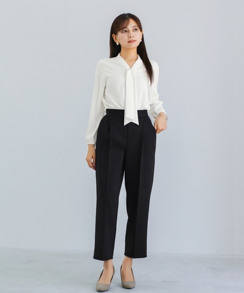 WHITE JOOLA(ホワイトジョーラ)の「【 洗える・接触冷感 】とろみデシン・ボウタイデザインブラウス(シャツ/ブラウス・レディース・オフホワイト/グレイッシュブルー/ベージュ・S/M/L)」の4枚目の写真
