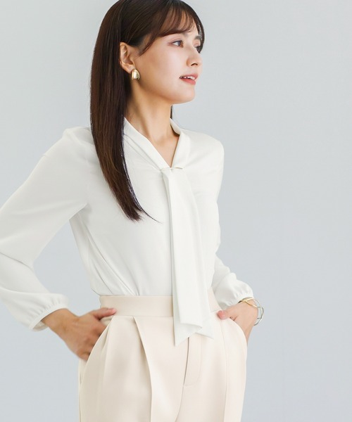 WHITE JOOLA(ホワイトジョーラ)の「【 洗える・接触冷感 】とろみデシン・ボウタイデザインブラウス(シャツ/ブラウス・レディース・オフホワイト/グレイッシュブルー/ベージュ・S/M/L)」の8枚目の写真