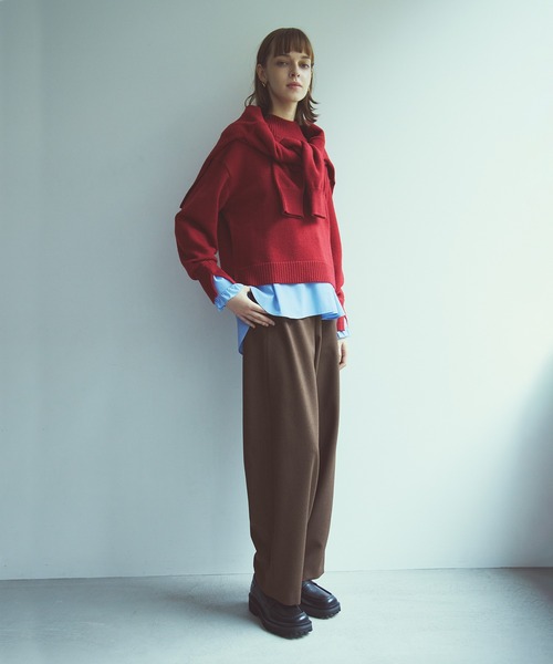 STRAWBERRY-FIELDS(ストロベリーフィールズ)の「ソフティバルキー_スカラップVネックニット(カーディガン/ボレロ・レディース・オフホワイト/レッド・2)」の3枚目の写真