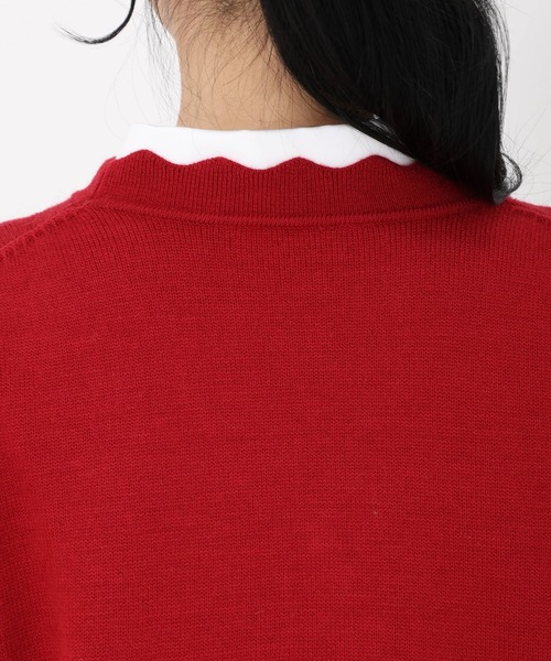 STRAWBERRY-FIELDS(ストロベリーフィールズ)の「ソフティバルキー_スカラップVネックニット(カーディガン/ボレロ・レディース・オフホワイト/レッド・2)」の9枚目の写真