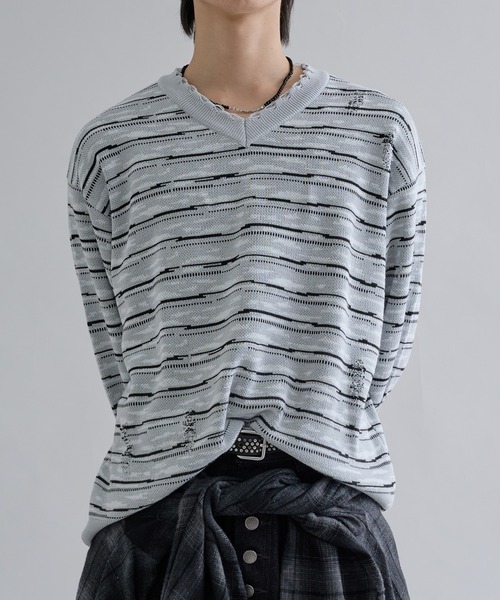 EPNK（イーピーエヌケー）の「Distressed Border V-Neck Knit / ディストレスト ボーダー ブイネック ニット（ニット/セーター・メンズ・グレー/ブラック・SMALL/MEDIUM/LARGE）」の2枚目の写真