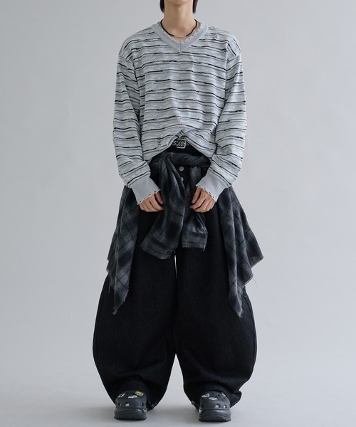 EPNK（イーピーエヌケー）の「Distressed Border V-Neck Knit / ディストレスト ボーダー ブイネック ニット（ニット/セーター・メンズ・グレー/ブラック・SMALL/MEDIUM/LARGE）」の15枚目の写真