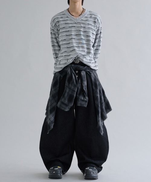 EPNK（イーピーエヌケー）の「Distressed Border V-Neck Knit / ディストレスト ボーダー ブイネック ニット（ニット/セーター・メンズ・グレー/ブラック・SMALL/MEDIUM/LARGE）」の16枚目の写真