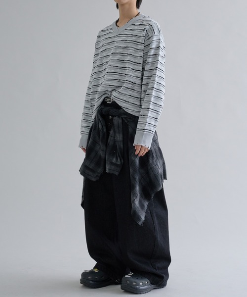 EPNK（イーピーエヌケー）の「Distressed Border V-Neck Knit / ディストレスト ボーダー ブイネック ニット（ニット/セーター・メンズ・グレー/ブラック・SMALL/MEDIUM/LARGE）」の17枚目の写真