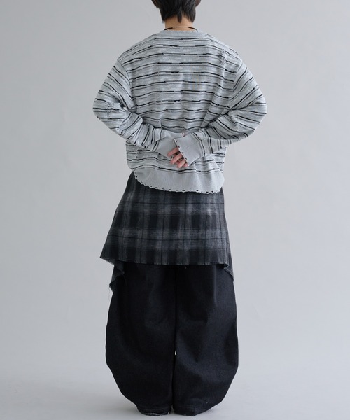 EPNK（イーピーエヌケー）の「Distressed Border V-Neck Knit / ディストレスト ボーダー ブイネック ニット（ニット/セーター・メンズ・グレー/ブラック・SMALL/MEDIUM/LARGE）」の18枚目の写真