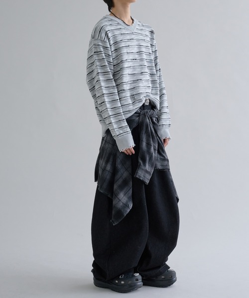 EPNK（イーピーエヌケー）の「Distressed Border V-Neck Knit / ディストレスト ボーダー ブイネック ニット（ニット/セーター・メンズ・グレー/ブラック・SMALL/MEDIUM/LARGE）」の19枚目の写真