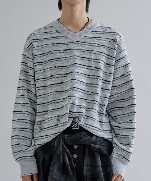EPNK（イーピーエヌケー）の「Distressed Border V-Neck Knit / ディストレスト ボーダー ブイネック ニット（ニット/セーター・メンズ・グレー/ブラック・SMALL/MEDIUM/LARGE）」の10枚目の写真