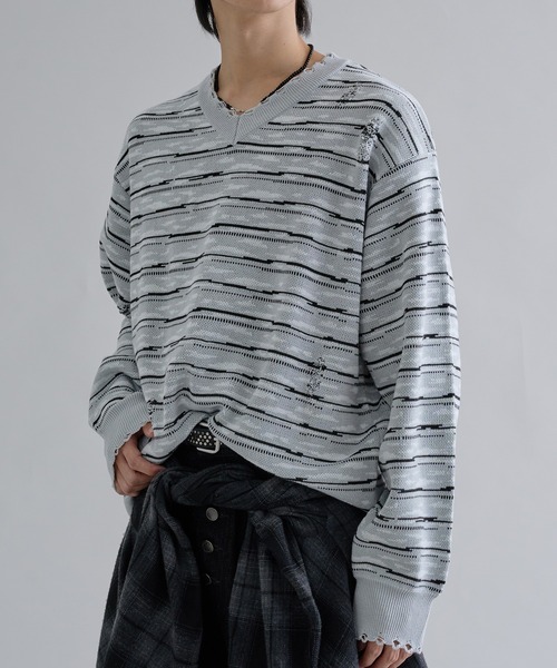 EPNK（イーピーエヌケー）の「Distressed Border V-Neck Knit / ディストレスト ボーダー ブイネック ニット（ニット/セーター・メンズ・グレー/ブラック・SMALL/MEDIUM/LARGE）」の11枚目の写真