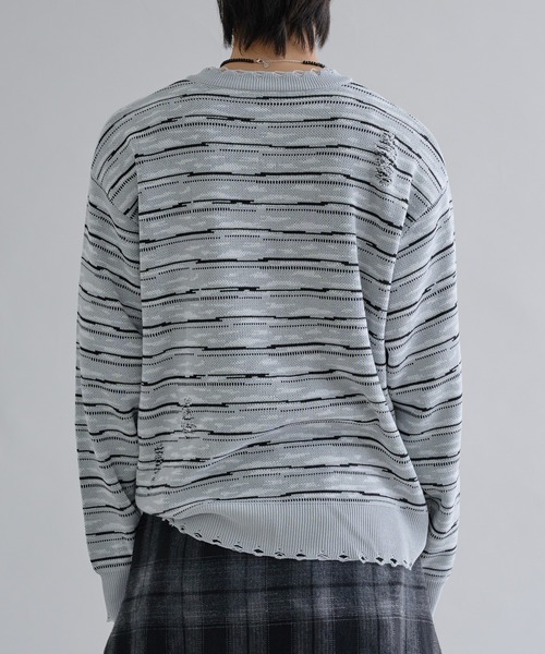 EPNK（イーピーエヌケー）の「Distressed Border V-Neck Knit / ディストレスト ボーダー ブイネック ニット（ニット/セーター・メンズ・グレー/ブラック・SMALL/MEDIUM/LARGE）」の12枚目の写真