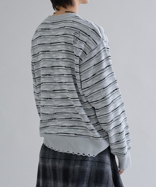 EPNK（イーピーエヌケー）の「Distressed Border V-Neck Knit / ディストレスト ボーダー ブイネック ニット（ニット/セーター・メンズ・グレー/ブラック・SMALL/MEDIUM/LARGE）」の13枚目の写真