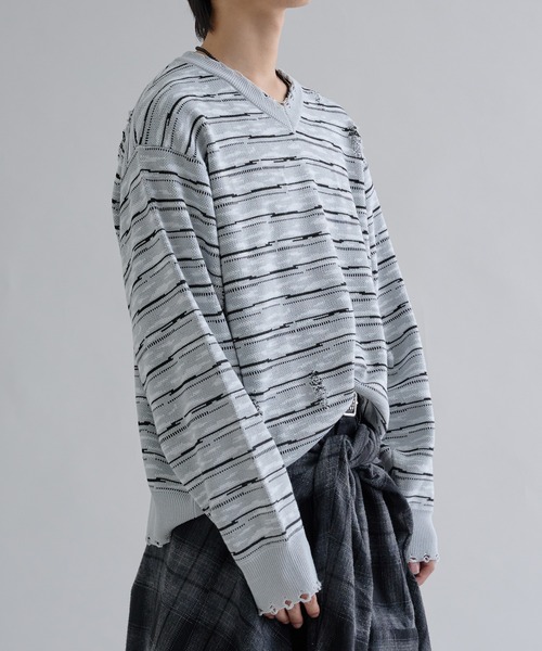 EPNK（イーピーエヌケー）の「Distressed Border V-Neck Knit / ディストレスト ボーダー ブイネック ニット（ニット/セーター・メンズ・グレー/ブラック・SMALL/MEDIUM/LARGE）」の14枚目の写真