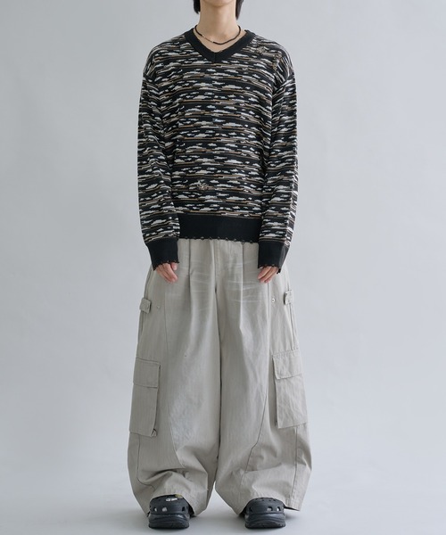 EPNK（イーピーエヌケー）の「Distressed Border V-Neck Knit / ディストレスト ボーダー ブイネック ニット（ニット/セーター・メンズ・グレー/ブラック・SMALL/MEDIUM/LARGE）」の6枚目の写真