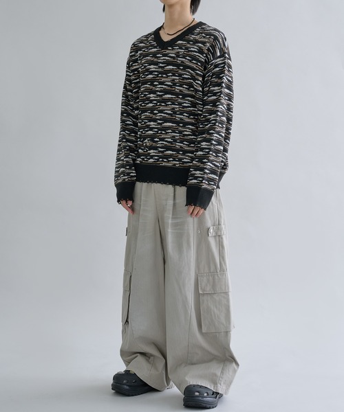 EPNK（イーピーエヌケー）の「Distressed Border V-Neck Knit / ディストレスト ボーダー ブイネック ニット（ニット/セーター・メンズ・グレー/ブラック・SMALL/MEDIUM/LARGE）」の7枚目の写真