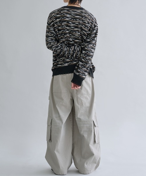 EPNK（イーピーエヌケー）の「Distressed Border V-Neck Knit / ディストレスト ボーダー ブイネック ニット（ニット/セーター・メンズ・グレー/ブラック・SMALL/MEDIUM/LARGE）」の8枚目の写真