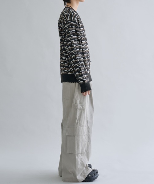 EPNK（イーピーエヌケー）の「Distressed Border V-Neck Knit / ディストレスト ボーダー ブイネック ニット（ニット/セーター・メンズ・グレー/ブラック・SMALL/MEDIUM/LARGE）」の9枚目の写真