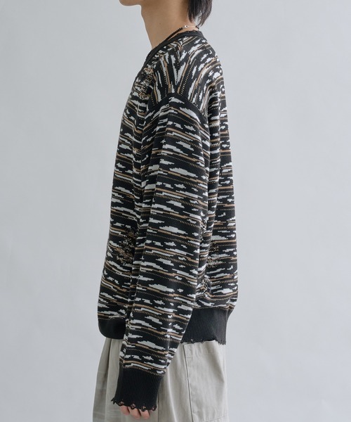 EPNK（イーピーエヌケー）の「Distressed Border V-Neck Knit / ディストレスト ボーダー ブイネック ニット（ニット/セーター・メンズ・グレー/ブラック・SMALL/MEDIUM/LARGE）」の3枚目の写真