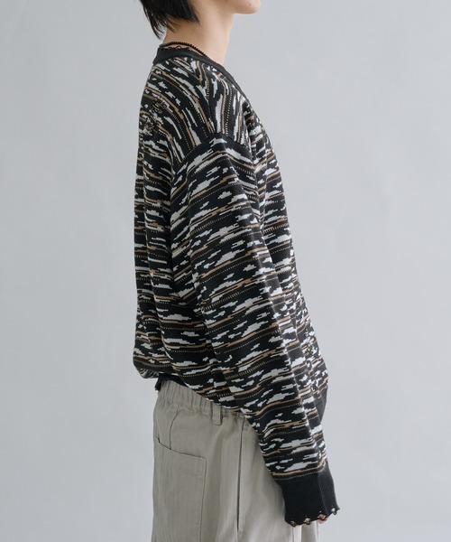 EPNK（イーピーエヌケー）の「Distressed Border V-Neck Knit / ディストレスト ボーダー ブイネック ニット（ニット/セーター・メンズ・グレー/ブラック・SMALL/MEDIUM/LARGE）」の5枚目の写真