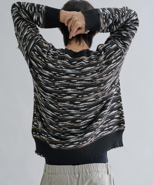 EPNK（イーピーエヌケー）の「Distressed Border V-Neck Knit / ディストレスト ボーダー ブイネック ニット（ニット/セーター・メンズ・グレー/ブラック・SMALL/MEDIUM/LARGE）」の4枚目の写真