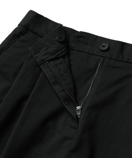 MUSINSA STANDARD WOMAN（ムシンサスタンダードウーマン）の「ウィメンズツーピンタックワイドチノショーツ[ブラック]（その他パンツ・レディース・その他・30/24/25/26/27/28/29）」の5枚目の写真