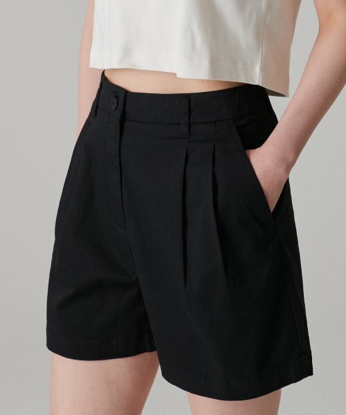 MUSINSA STANDARD WOMAN（ムシンサスタンダードウーマン）の「ウィメンズツーピンタックワイドチノショーツ[ブラック]（その他パンツ・レディース・その他・30/24/25/26/27/28/29）」の6枚目の写真