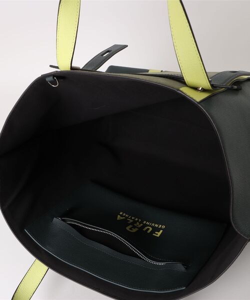 FURLA（フルラ）の「フルラ ジョべ トートバッグ XL（トートバッグ・メンズ・ブラック×グリーン・ONE SIZE）」の9枚目の写真