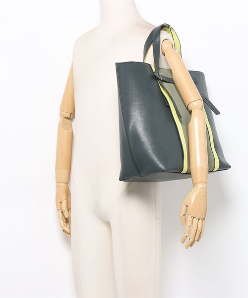 FURLA（フルラ）の「フルラ ジョべ トートバッグ XL（トートバッグ・メンズ・ブラック×グリーン・ONE SIZE）」の10枚目の写真