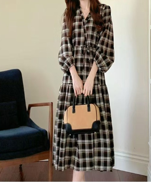 FINEnough(ファインナフ)の「オンブレチェックカシュクールワンピース(ワンピース・レディース・ブラック/ブラウン・FREE)」の2枚目の写真