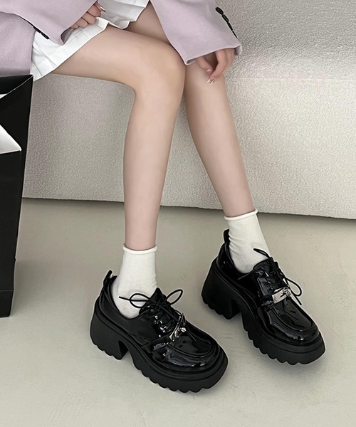 Lace Ladies（レースレディース）の「パテント調 ひねり金具 レースアップ 厚底 シューズ（ローファー・レディース・ブラック・23.5cm/24cm/25cm/22.5cm/23cm/24.5cm）」の3枚目の写真