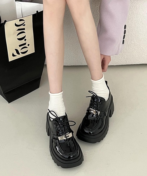 Lace Ladies（レースレディース）の「パテント調 ひねり金具 レースアップ 厚底 シューズ（ローファー・レディース・ブラック・23.5cm/24cm/25cm/22.5cm/23cm/24.5cm）」の4枚目の写真