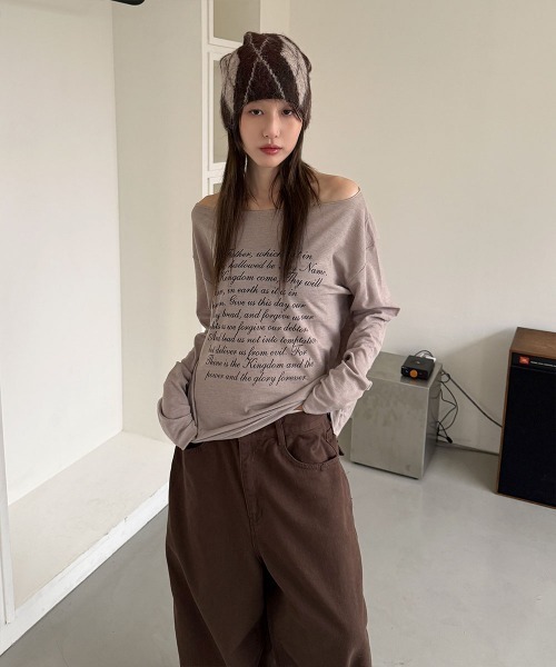 4INT.（フォイント）の「ボートネック レタリング オフショルダー シースルー 長袖 Tシャツ（Tシャツ/カットソー・レディース・ベージュ/ホワイト/ブラック・FREE）」の2枚目の写真
