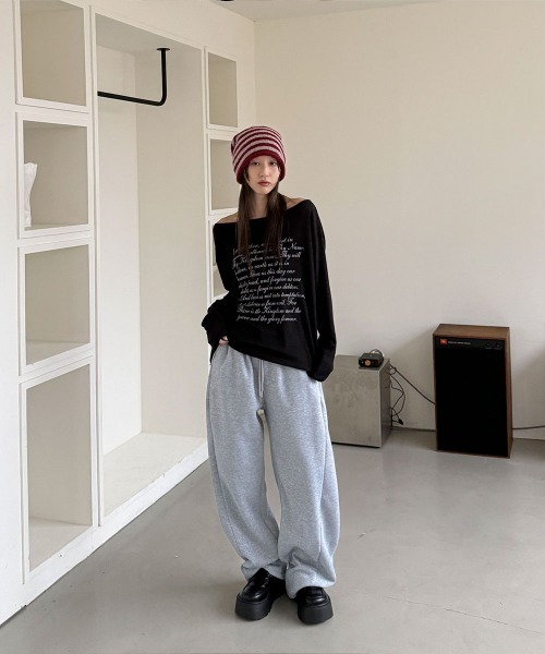 4INT.（フォイント）の「ボートネック レタリング オフショルダー シースルー 長袖 Tシャツ（Tシャツ/カットソー・レディース・ベージュ/ホワイト/ブラック・FREE）」の4枚目の写真