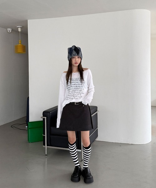 4INT.（フォイント）の「ボートネック レタリング オフショルダー シースルー 長袖 Tシャツ（Tシャツ/カットソー・レディース・ベージュ/ホワイト/ブラック・FREE）」の10枚目の写真