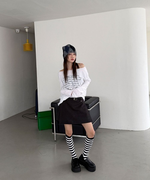 4INT.（フォイント）の「ボートネック レタリング オフショルダー シースルー 長袖 Tシャツ（Tシャツ/カットソー・レディース・ベージュ/ホワイト/ブラック・FREE）」の12枚目の写真