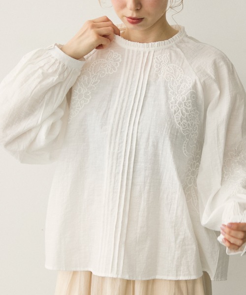 Crisp(クリスプ)の「フリルネック刺繍ブラウス(シャツ/ブラウス・レディース・ホワイト・FREE)」の1枚目の写真