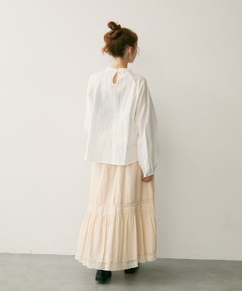 Crisp(クリスプ)の「フリルネック刺繍ブラウス(シャツ/ブラウス・レディース・ホワイト・FREE)」の6枚目の写真