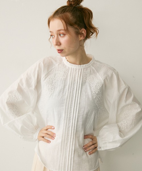 Crisp(クリスプ)の「フリルネック刺繍ブラウス(シャツ/ブラウス・レディース・ホワイト・FREE)」の7枚目の写真