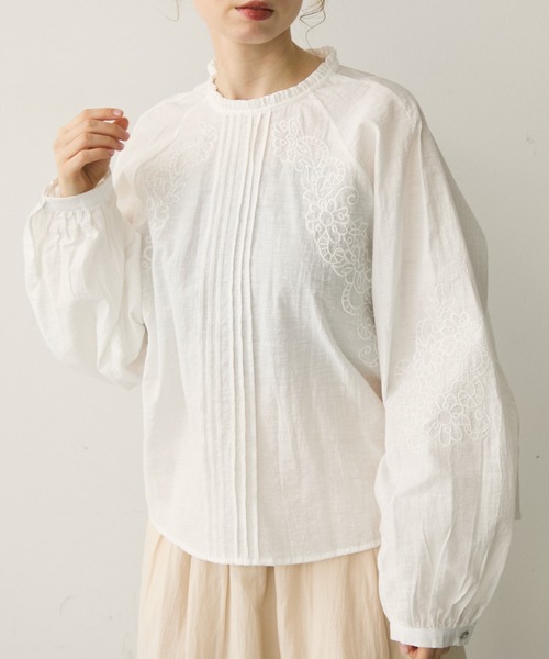 Crisp(クリスプ)の「フリルネック刺繍ブラウス(シャツ/ブラウス・レディース・ホワイト・FREE)」の8枚目の写真