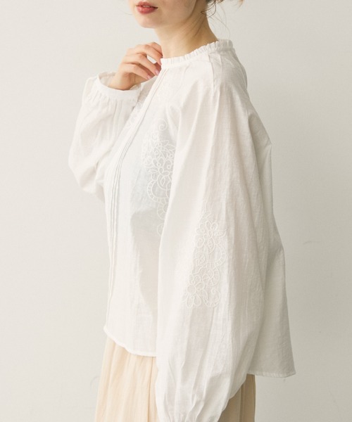 Crisp(クリスプ)の「フリルネック刺繍ブラウス(シャツ/ブラウス・レディース・ホワイト・FREE)」の12枚目の写真