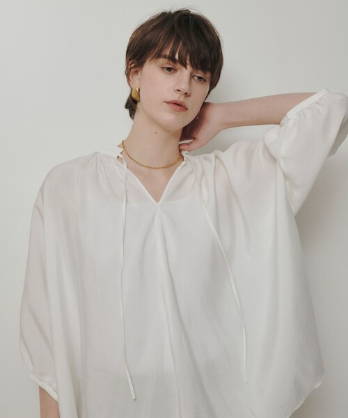 allureville(アルアバイル)の「ギャザーボリュームスタンドブラウス(シャツ/ブラウス・レディース・オフホワイト/サックスブルー/ブラック・2)」の4枚目の写真