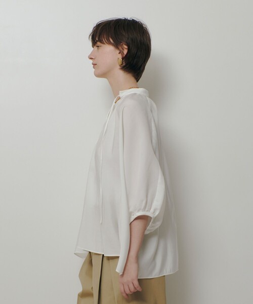 allureville(アルアバイル)の「ギャザーボリュームスタンドブラウス(シャツ/ブラウス・レディース・オフホワイト/サックスブルー/ブラック・2)」の5枚目の写真