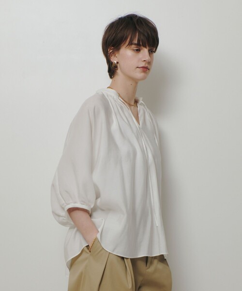 allureville(アルアバイル)の「ギャザーボリュームスタンドブラウス(シャツ/ブラウス・レディース・オフホワイト/サックスブルー/ブラック・2)」の6枚目の写真