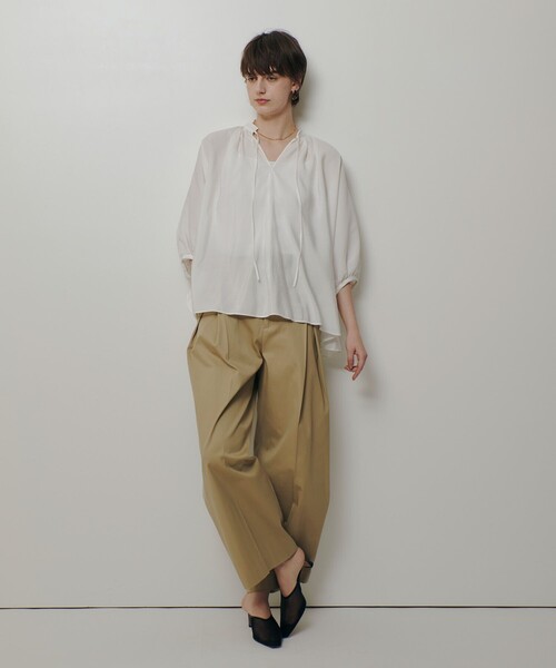 allureville(アルアバイル)の「ギャザーボリュームスタンドブラウス(シャツ/ブラウス・レディース・オフホワイト/サックスブルー/ブラック・2)」の9枚目の写真