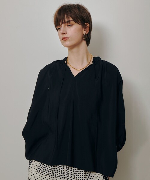 allureville(アルアバイル)の「ギャザーボリュームスタンドブラウス(シャツ/ブラウス・レディース・オフホワイト/サックスブルー/ブラック・2)」の15枚目の写真