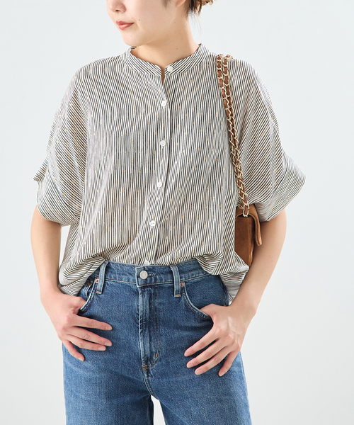 journal standard L'essage（ジャーナルスタンダードレサージュ）の「【WEB限定カラーあり】DEVEAUX GOLDラメモノトーンシャツ（シャツ/ブラウス・レディース・アイボリー/ブラック/ホワイト系その他/ブラック系その他・FREE）」の2枚目の写真