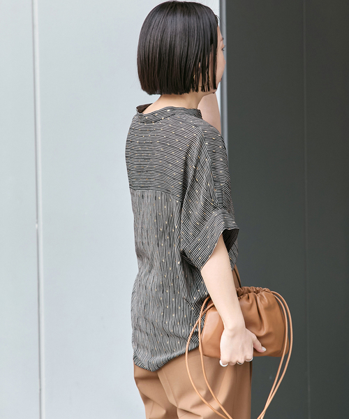 journal standard L'essage（ジャーナルスタンダードレサージュ）の「【WEB限定カラーあり】DEVEAUX GOLDラメモノトーンシャツ（シャツ/ブラウス・レディース・アイボリー/ブラック/ホワイト系その他/ブラック系その他・FREE）」の12枚目の写真