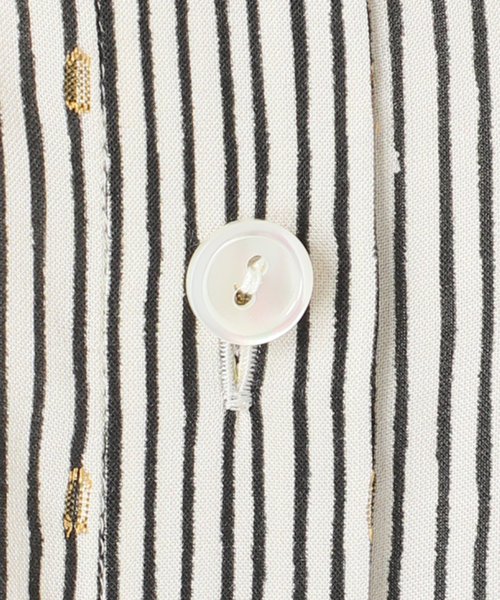 journal standard L'essage（ジャーナルスタンダードレサージュ）の「【WEB限定カラーあり】DEVEAUX GOLDラメモノトーンシャツ（シャツ/ブラウス・レディース・アイボリー/ブラック/ホワイト系その他/ブラック系その他・FREE）」の6枚目の写真