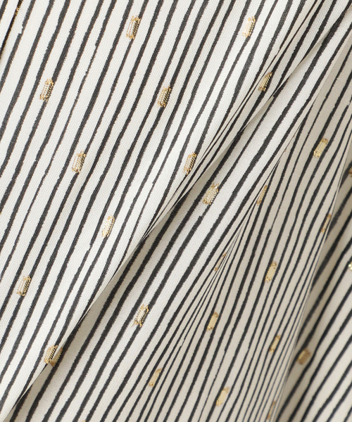 journal standard L'essage（ジャーナルスタンダードレサージュ）の「【WEB限定カラーあり】DEVEAUX GOLDラメモノトーンシャツ（シャツ/ブラウス・レディース・アイボリー/ブラック/ホワイト系その他/ブラック系その他・FREE）」の7枚目の写真