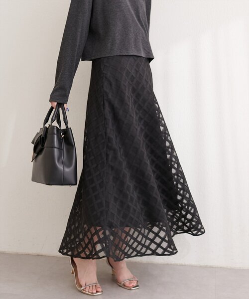 natural couture（ナチュラルクチュール）の「シアーチェックバイヤススカート（スカート・レディース・ブラック/ライトグレー/オフホワイト・FREE）」の2枚目の写真